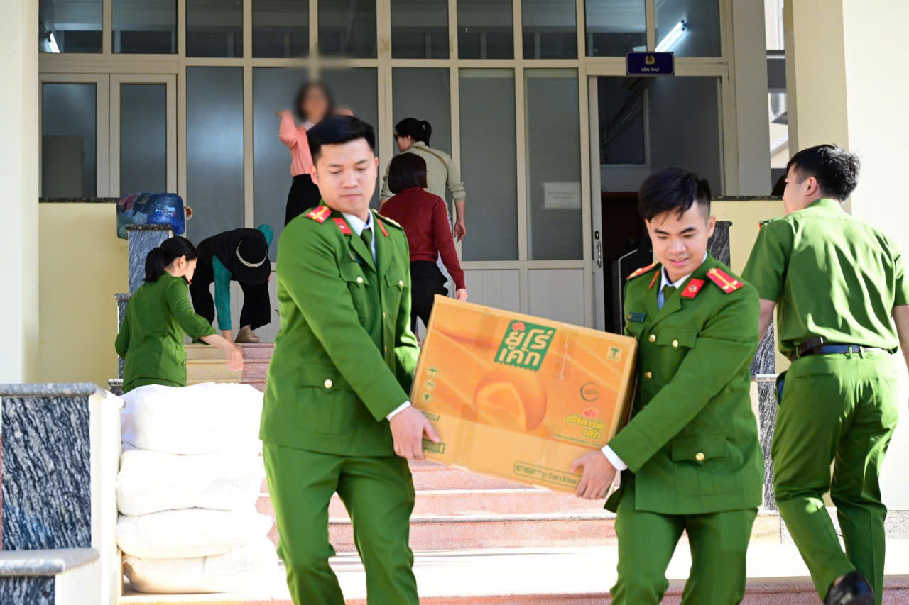 Phòng Cảnh sát kinh tế chung tay ủng hộ đồng bào vùng lũ tỉnh Đắk Lắk